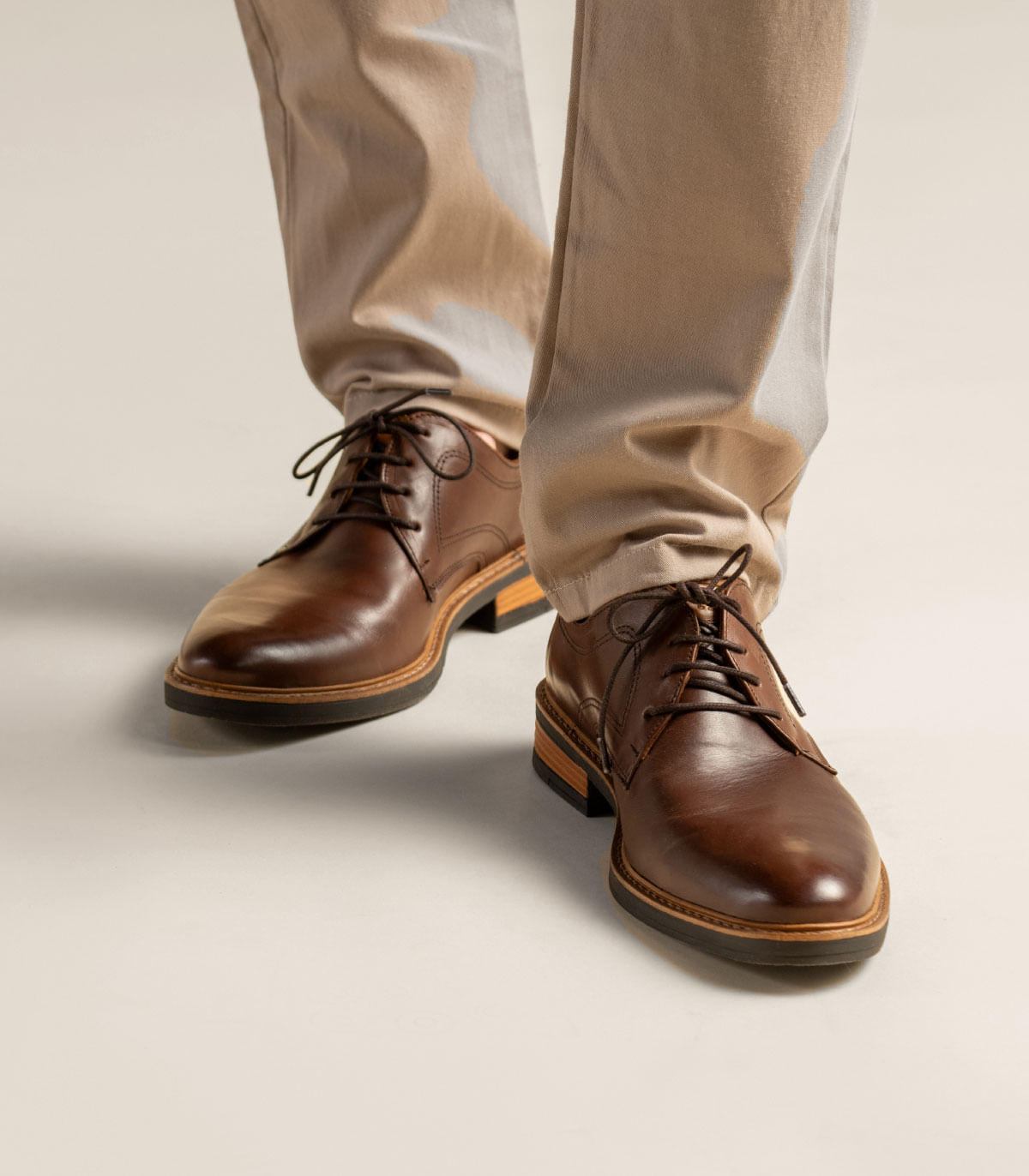 Zapato de cuero clásico con base de goma